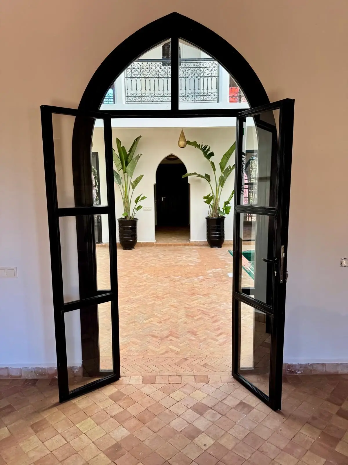 Porte en arc ouvrant sur le patio