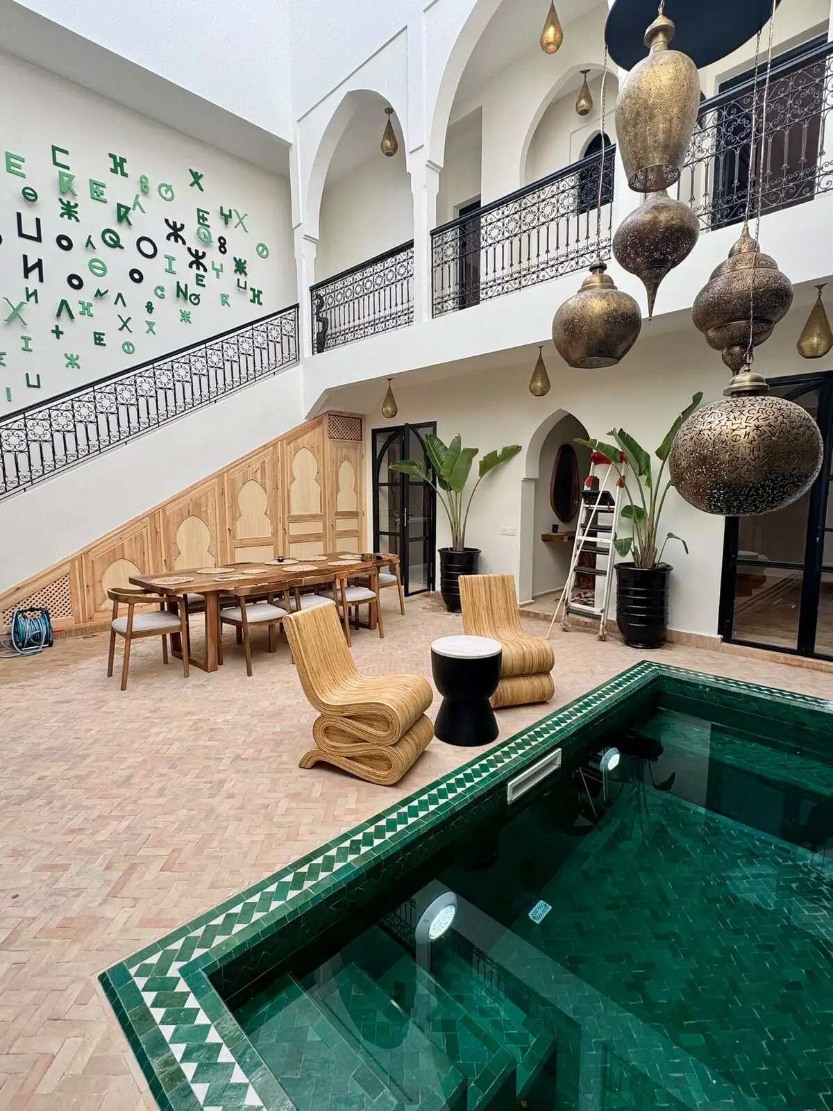 Patio avec bassin et salon